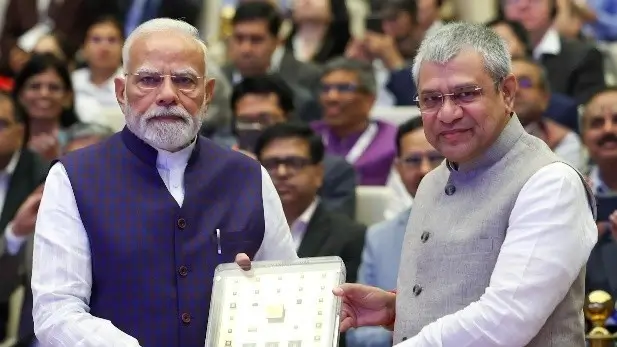 Modi show vikram 32 chip